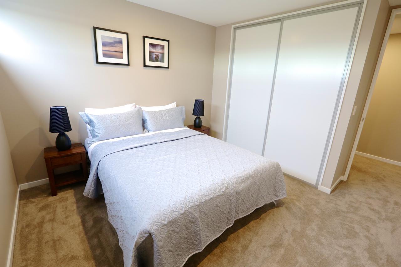 Golden Sun Apartment -Two Bedrooms, Three Bedrooms Christchurch Exteriör bild