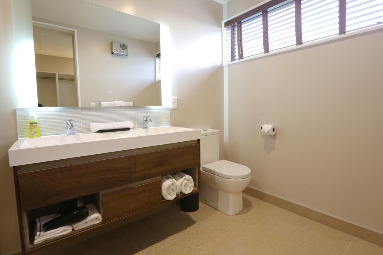 Golden Sun Apartment -Two Bedrooms, Three Bedrooms Christchurch Exteriör bild