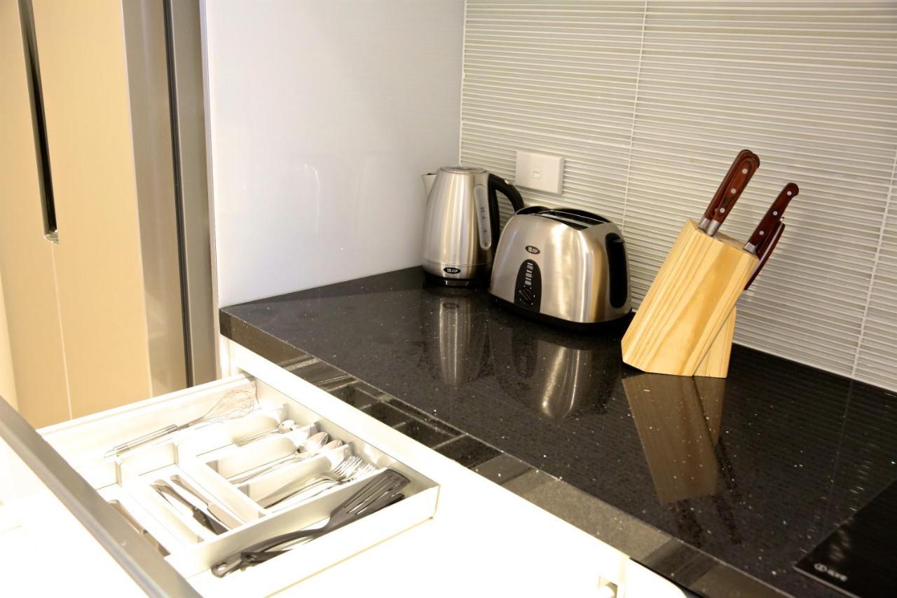 Golden Sun Apartment -Two Bedrooms, Three Bedrooms Christchurch Exteriör bild